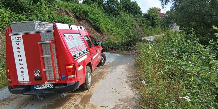 Nevrijeme U Velikoj Kladuši Izazvalo Nova Klizišta I Odrone - Radio ...