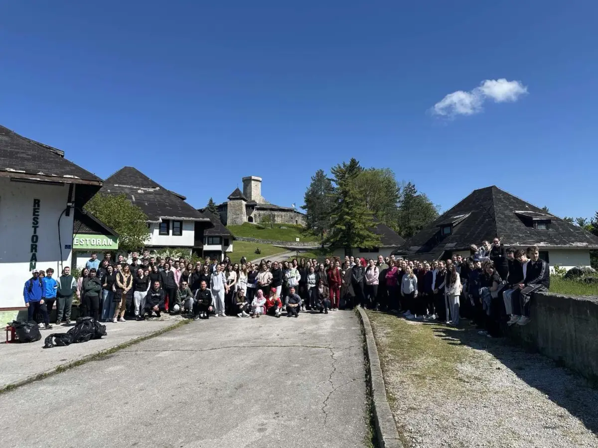 Proljetnim krosom i šetnjom kladuški srednjoškolci podržali akciju “April-mjesec čistoće”