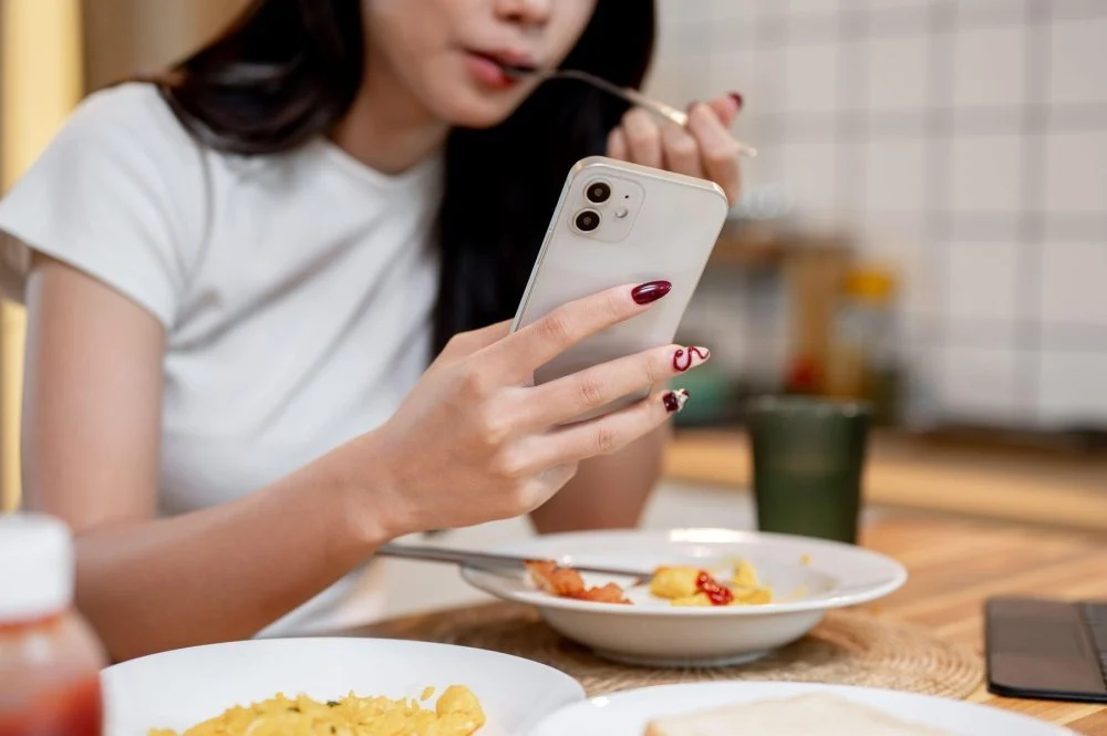 Novi trend u SAD-u: Sve više restorana uvodi zabranu korištenja mobilnog telefona tokom obroka