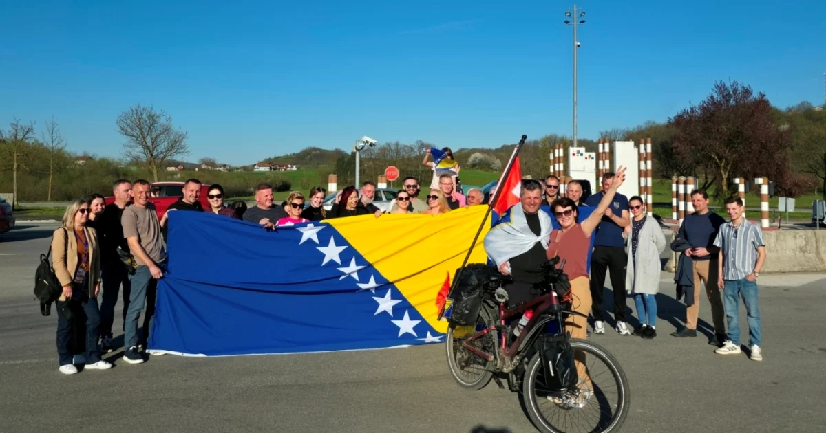 U čast plasmanu BiH na Svjetsko prvenstvo Kladuščanin Mevsud Džanić biciklom iz Švicarske stigao u Veliku Kladušu