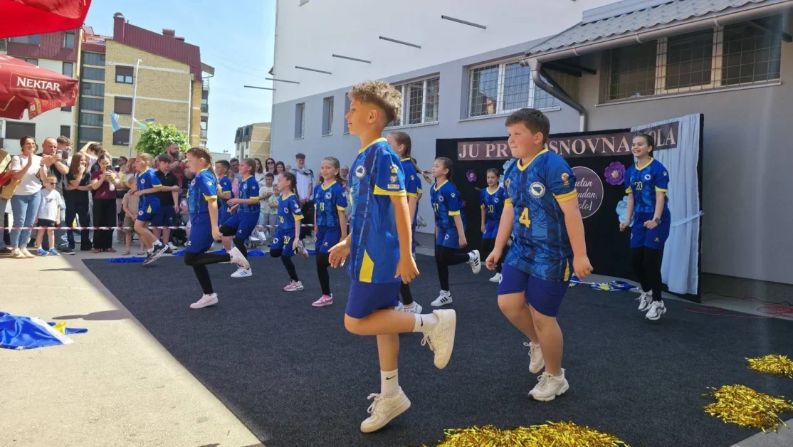 JU “Prva osnovna škola” Velika Kladuša uz pjesmu i ples proslavila Dan škole