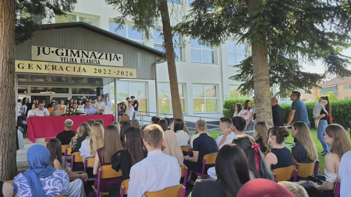 Upriličena svečana dodjela diploma kladuškim gimnazijalcima