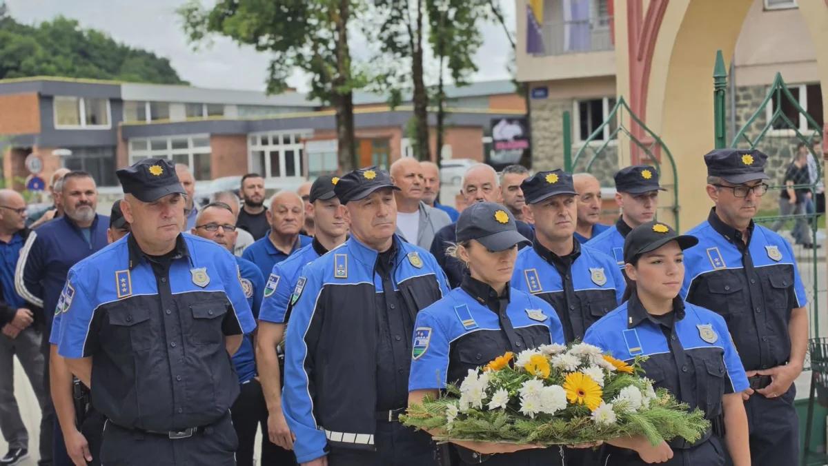 Obilježavanje Dana policije USK: Položeno cvijeće u haremu Gradske džamije