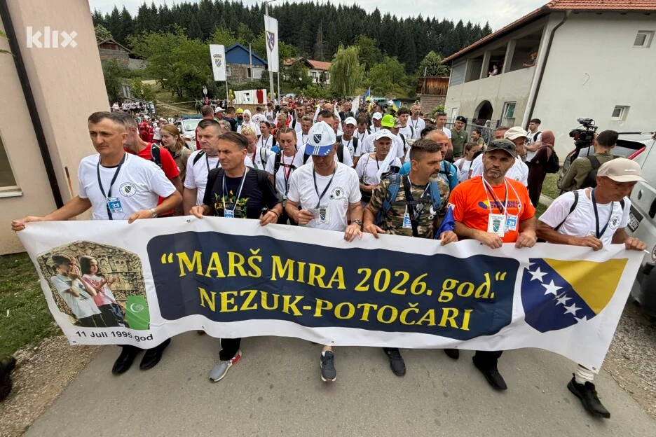 Marš mira krenuo ka Potočarima: Više od šest hiljada osoba korača trasom kojom se bježalo od smrti