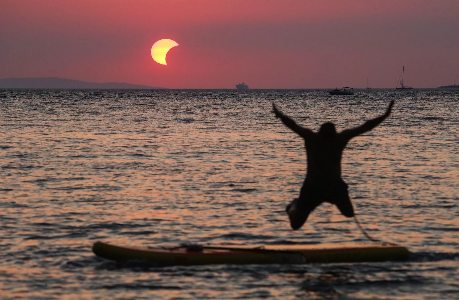 Prizori djelimičnog pomračenja sunca iznad Vele Luke (Foto: Igor Soban/ Pixsell)