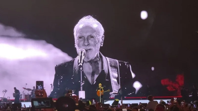 Veliki povratak Dine Merlina na Koševo: Prvi koncert počeo uz ovacije i hit “Da šutiš”
