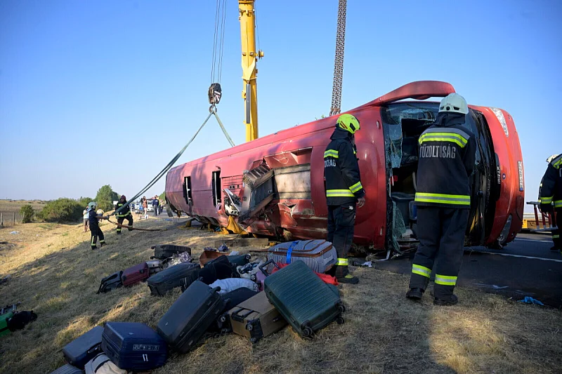 Teška nesreća u Mađarskoj: 12 osoba poginulo nakon prevrtanja autobusa, vozač odmah uhapšen