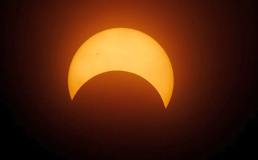 Djelimično pomračenje Sunca večeras vidljivo i iz BiH: Maksimum će dostići u 19:52h