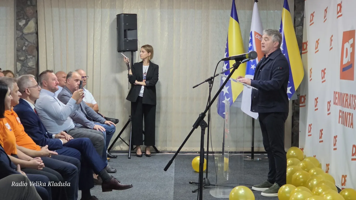 U Velikoj Kladuši održan centralni predizborni skup Demokratske fronte uz slogan „Građanska, zemlja ljiljana“