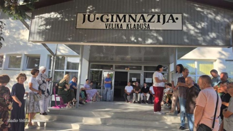 Profesori kladuških i srednjih škola USK-a održali jednosatni štrajk upozorenja