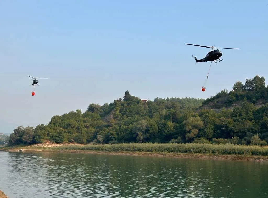 Helikopteri Oružanih snaga BiH gase požare u Bihaću, Kalesiji, Drvaru i Prozor-Rami