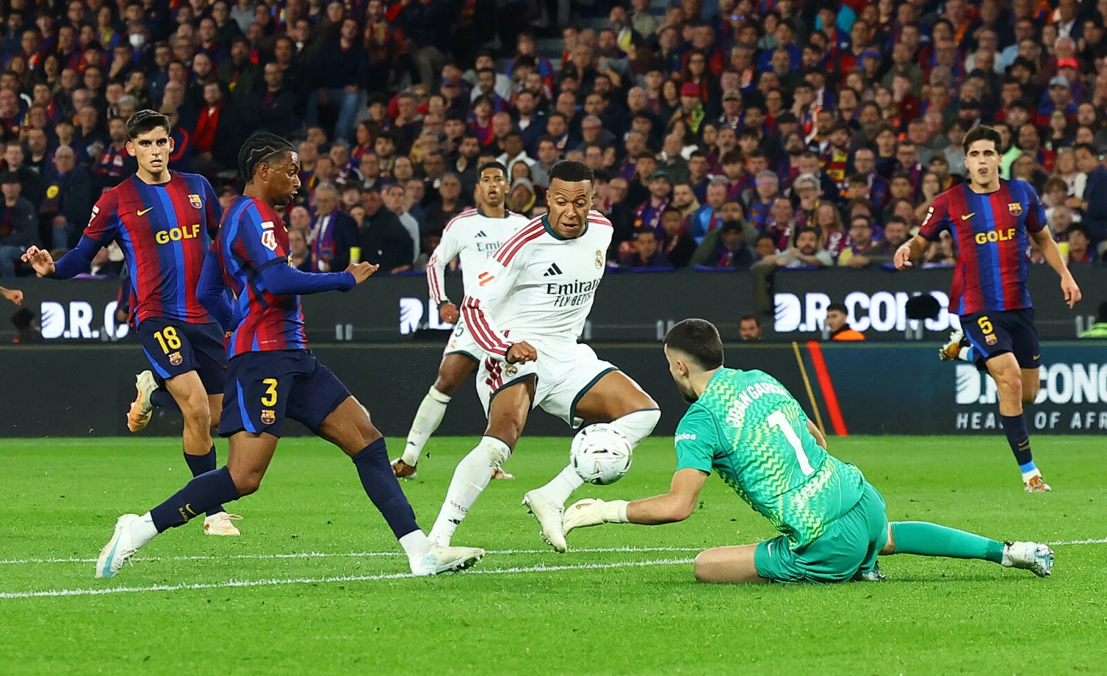 Real Madrid u El Clasicu srušio Barcelonu i smanjio bodovni zaostatak
