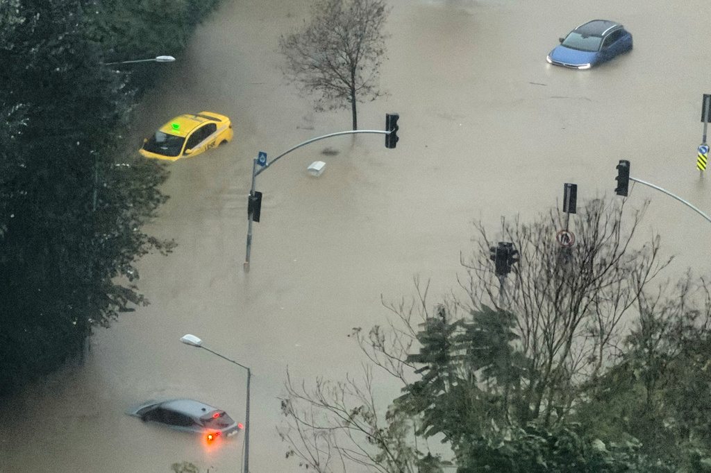 Obilne kiše izazvale poplave u Istanbulu, škole zatvorene