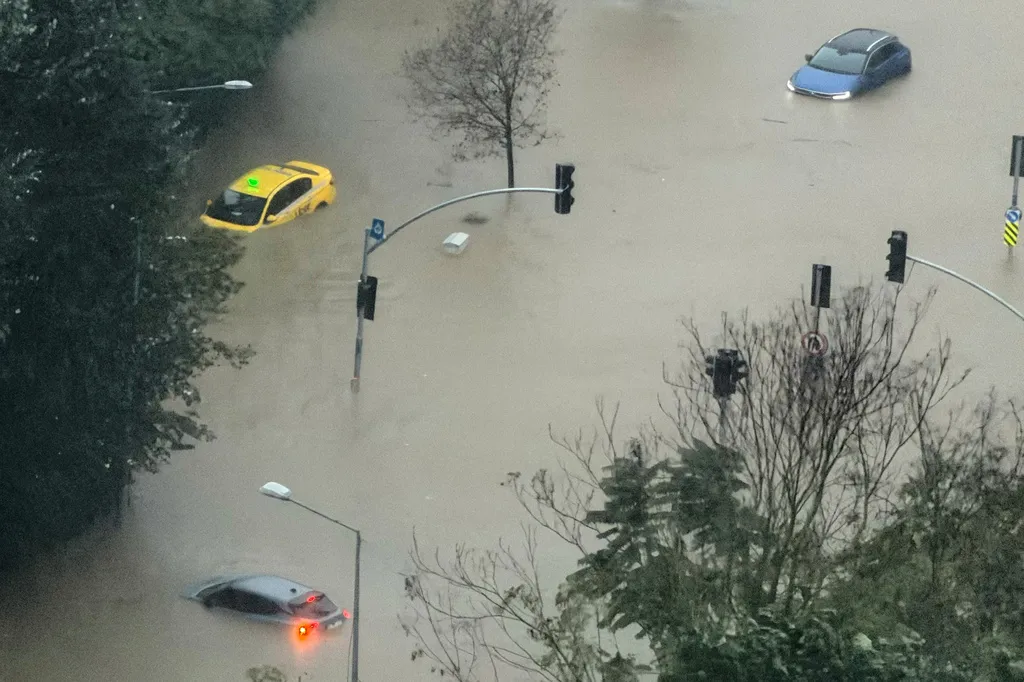 Obilne kiše izazvale poplave u Istanbulu, škole zatvorene