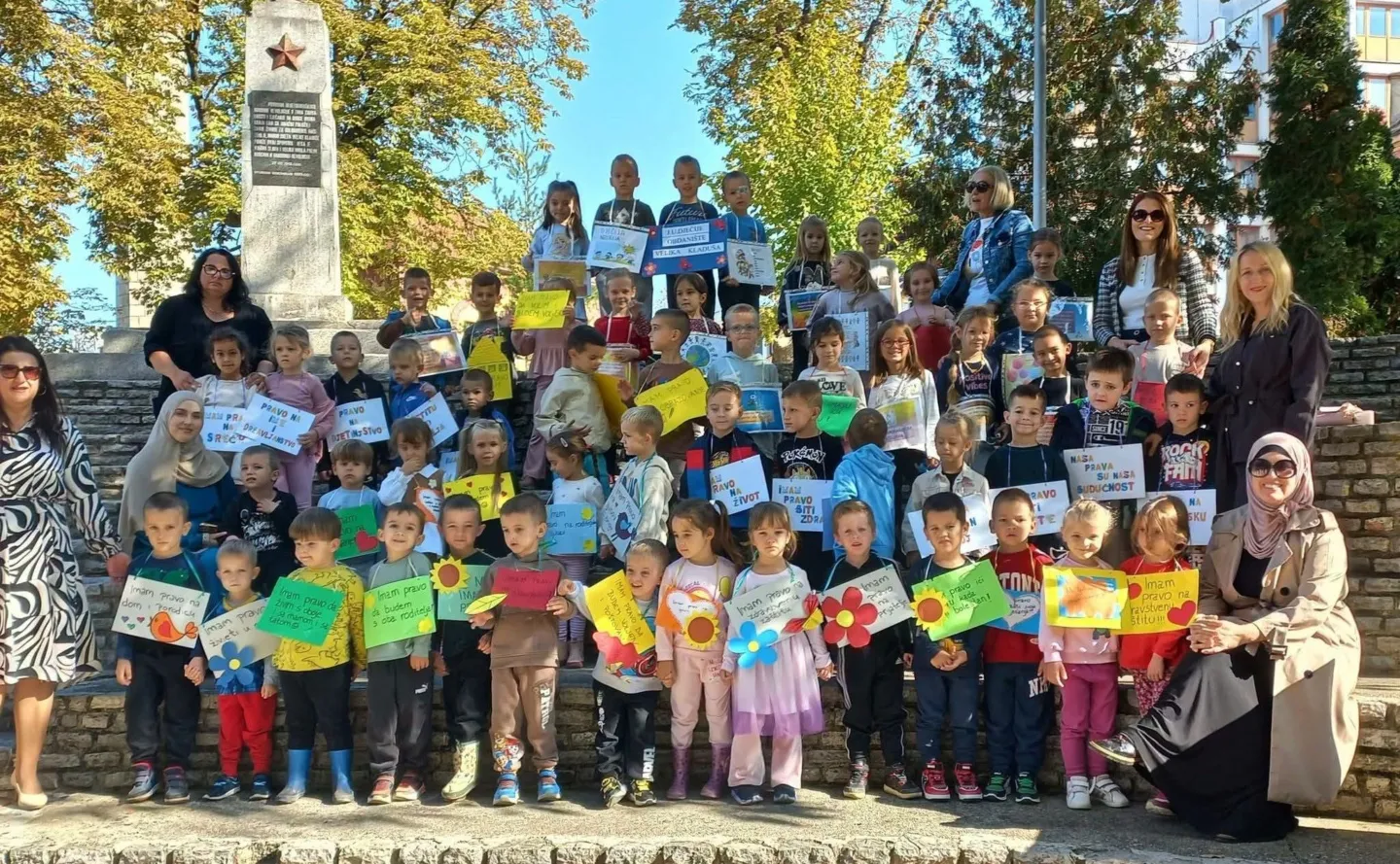 Mališani JU “Dječije obdanište” Velika Kladuša šetnjom obilježili Dječiju nedjelju